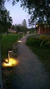 Pihapolun valaistus toteutettu Modenan pollarivalaisimilla 7517-750